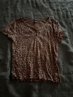 Old Navy Brown Short Sleeve Ribbed V-Neck Tee with White Dot Print